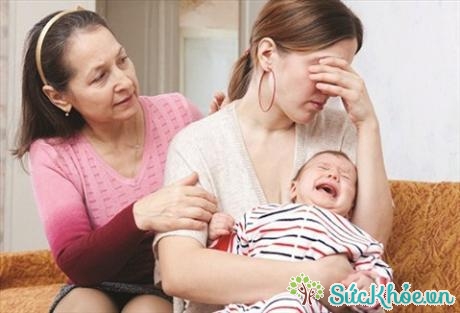 Người mẹ sau sinh mắc trầm cảm điển hình có những biểu hiện lâm sàng như: cảm xúc dễ thay đổi, dễ nổi cáu giận, có dấu hiệu suy nhược..