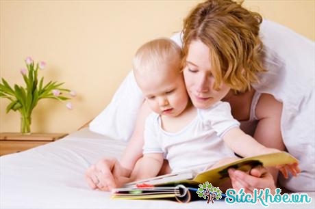 Nhờ chăm đọc sách và nói chuyện với con, con gái đã biết đọc khi chưa tròn 4 tuổi