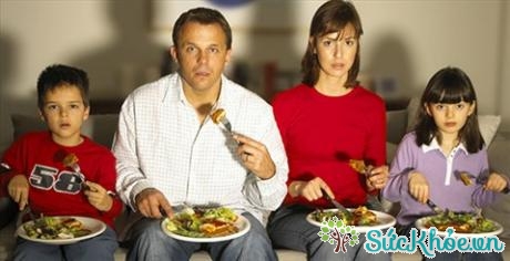 Vừa ăn vừa xem TV không tốt cho tiêu hóa, dễ dẫn đến béo phì