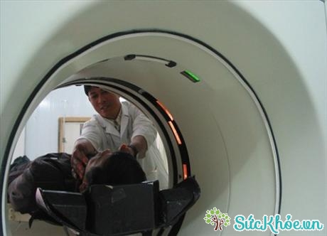 Đột quỵ im lặng thường được phát hiện tình cờ dựa trên kỹ thuật chụp cộng hưởng từ MRI hoặc chụp cắt lớp CT não.