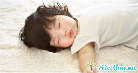 Kéo dài thời gian thức giúp bé ngủ ngoan hơn và sâu giấc hơn vào ban đêm (Ảnh minh họa).