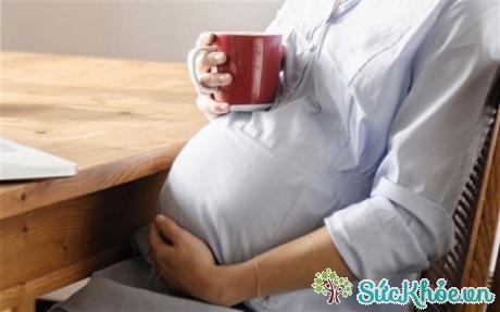 Uống quá nhiều cà phê khi mang thai trong 3 tháng đầu có thể gây sảy thai 