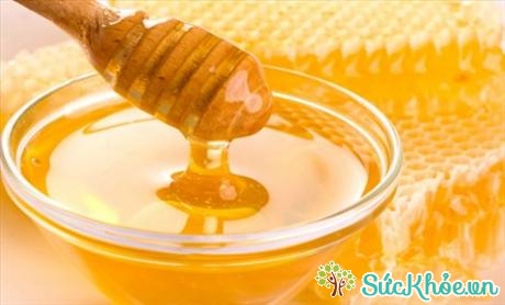 Mật ong chứa nhiều axit amin, men, vitamin và khoáng chất rất có lợi cho đường tiêu hóa