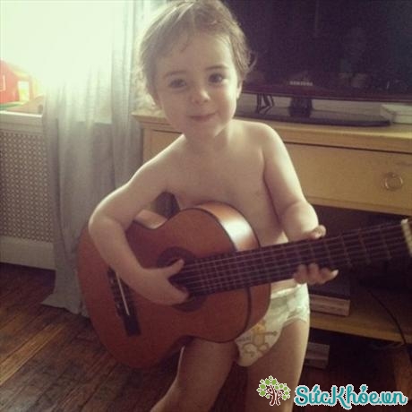 Cậu bé Toby (con trai tác giả bài viết) đang vui vẻ chơi đàn