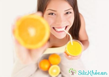 Thay vì dùng nước ép trái cây, bạn nên chọn ăn trái cây tươi để cơ thể hấp thu đầy đủ vitamin và chất xơ