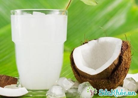 Sử dụng nước dừa đều đặn và điều độ giúp chống lão hóa da, khô da