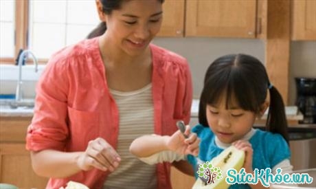 Trẻ 5 tuổi có thể vào bếp với mẹ (Ảnh: Internet)