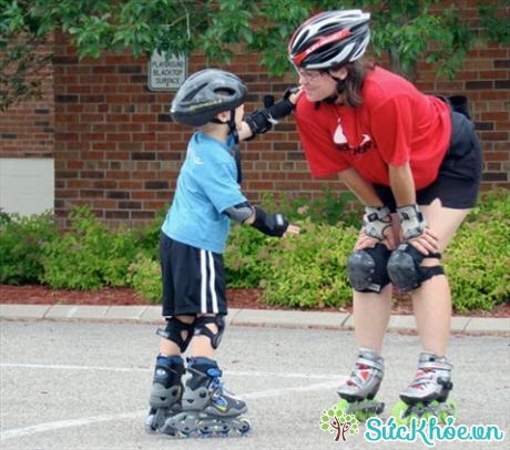 Trượt patin là cách tập cho trẻ sự khéo léo, vững vàng (Ảnh: Internet)