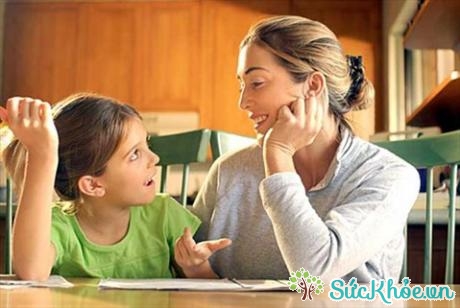 Trẻ nói lắp vì nhu cầu ngôn ngữ của các em quá lớn trong khi khả năng ngôn ngữ lại có hạn (Ảnh: Internet)