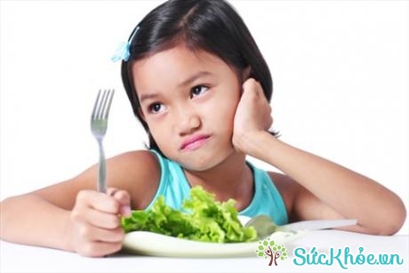 Nếu con ăn chậm, cha mẹ hãy cất bát đi để con đói, lần sau sẽ không dám ăn chậm nữa (Ảnh: Internet)
