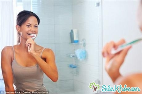 Bác sĩ nha khoa nổi tiêng khuyến nghị dùng nước ấm để đánh răng.