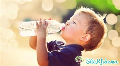 Uống nhiều nước giúp thanh lọc cơ thể trẻ (Ảnh: Internet)