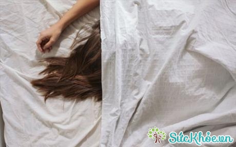 Nếu bạn thức đêm, các tuyến nội tiết dễ bị rối loạn, từ đó gây ra tình trạng khô da