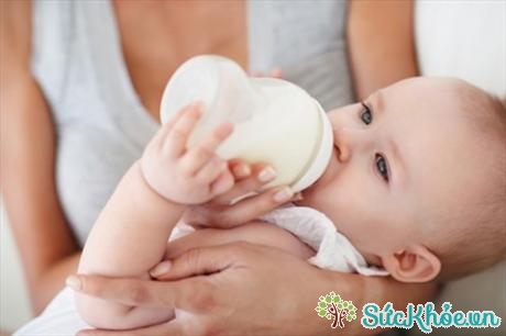 Mẹ có thể vắt sữa ra bình cho bé bú khi đã đi làm (Ảnh: Internet)