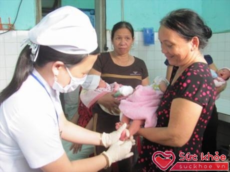 Lấy máu gót chân để sàng lọc bệnh lý ở trẻ sơ sinh tại BVĐK khu vực Bồng Sơn (Ảnh: Internet)