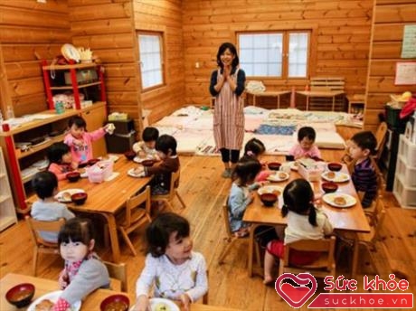 Trẻ em Nhật luôn vệ sinh cá nhân trước khi ăn trưa