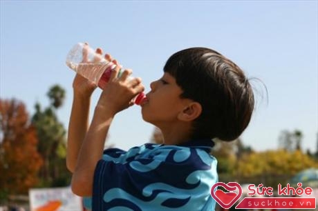 Uống đủ nước rất tốt cho bệnh viêm dạ dày 