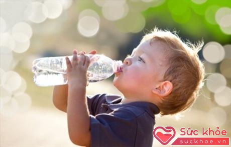 Uống quá nhiều nước không phải là thói quen có lợi cho sức khỏe.