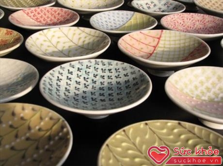 Các sản phẩm gốm sứ bát đĩa… càng nhiều hoa văn sặc sỡ thì có hàm lượng chì càng cao.