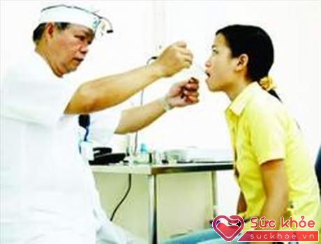 Khám họng cho bệnh nhân tại Bệnh viện Xanh Pôn. Ảnh: P. Văn