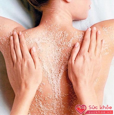 Bạn nên tắm ngay sau 15 phút, sau khi đổ mồ hôi quá nhiều để rửa sạch mồ hôi và các chất độc tích tụ trên bề mặt da.