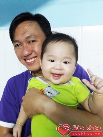Bé Ben (con trai chị Huỳnh Trang) và bố.