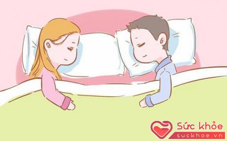 Tư thế ngủ cùng vợ bầu có thể tiết lộ tình cảm của chồng. (Ảnh minh họa)