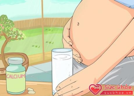 Bên cạnh việc hấp thu canxi từ thực phẩm qua ăn uống hàng ngày, mẹ bầu có thể dùng thêm viên uống bổ sung canxi.