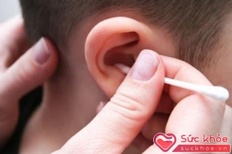 Vệ sinh tai thường xuyên bằng tăm bông dễ gây tổn thương ống tai ngoài.