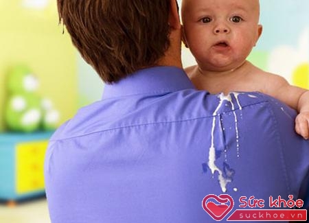 Trào sữa là hiện tượng bé đang bị bệnh rối loạn tiêu hóa rất thường gặp ở trẻ sơ sinh