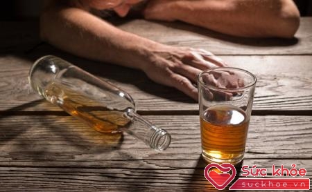 Việc tiêu thụ rượu nhiều hơn 1 ly mỗi ngày có thể tăng nguy cơ tổn thương thận
