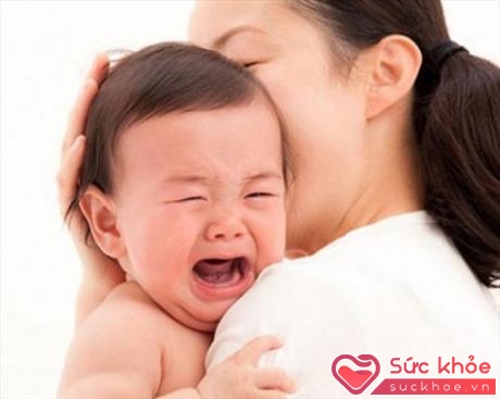 Cha mẹ cần bình tĩnh khi trẻ khóc đêm (Ảnh minh họa: Internet)