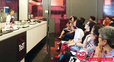 Bếp trưởng Geeta Lachmandas hướng dẫn chị em phụ nữ cách nấu ăn lành mạnh. Ảnh: PCC.