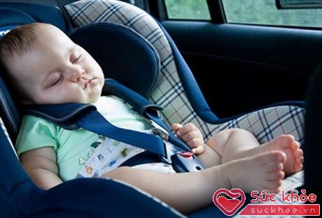 Ngủ trong ô tô hoặc trên xe đẩy đều được tính là một giấc ngủ ngắn, miễn là bé ngủ say và sâu