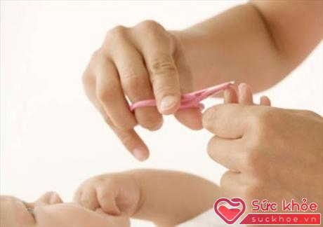 Mẹ nên học cách cắt móng tay an toàn cho bé (Ảnh: Internet)