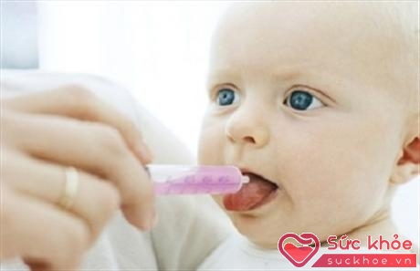 Khi trẻ bị tưa lưỡi, mẹ nên làm sạch miệng thường xuyên cho trẻ