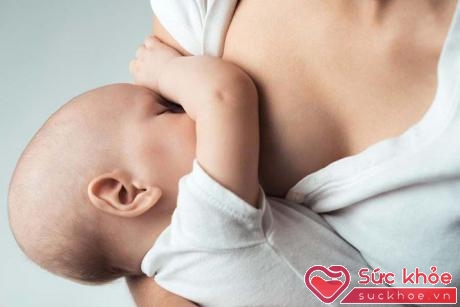 Cách hạ sốt cho trẻ sơ sinh khi tiêm phòng tốt nhất là nên cho bé bú thường xuyên. (Ảnh minh họa)