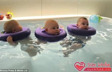 Baby float là thủy liệu pháp rất tốt cho trẻ sơ sinh. Ảnh: Mercury Press & Media.