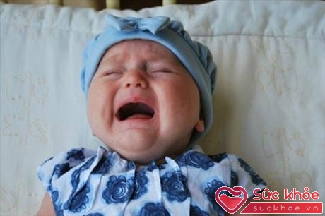 Bé nín khóc khi được bú mẹ nhờ thuốc giảm đau tự nhiên có trong sữa mẹ.
