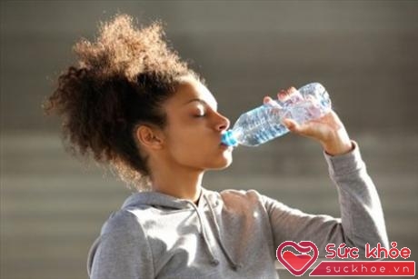 Uống nhiều nước là thói quen tốt dự phòng táo bón và đầy bụng