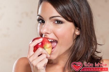 Ăn táo rất tốt cho sức khỏe của chị em