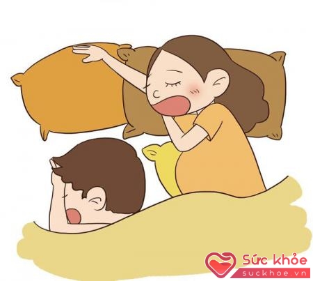 Khi bụng vợ to hơn một chút, nếu bố lo sợ sẽ ảnh hưởng đến con khi ngủ thì hãy nằm thấp hẳn xuống so với vợ