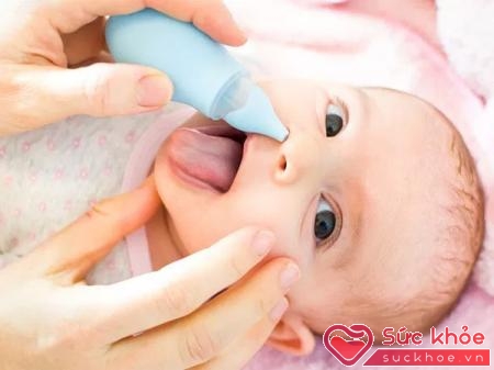 Sử dụng những dụng cụ hút mũi chuyên dụng để có thể vệ sinh mũi cho bé