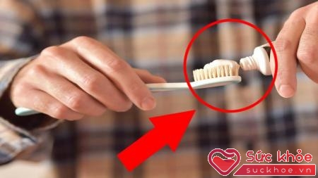 Các nha sĩ khuyên bạn nên đánh răng trước khi ăn sáng khoảng 30 phút