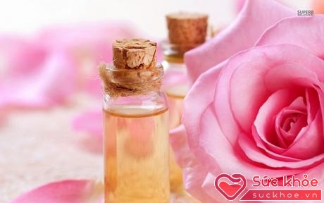 Sử dụng tinh dầu hoa hồng hàng ngày sẽ giúp bạn bảo vệ làn da, ngăn chặn viêm lỗ chân lông, làm giảm vết thâm,... 