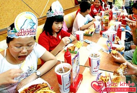 Thức ăn nhanh chiếm lĩnh toàn bộ các bữa tiệc sinh nhật, liên hoan của trẻ 