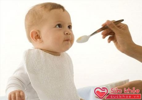 Việc ăn ngậm sẽ kéo dài thời gian ăn, làm bé ngang dạ và không ăn đủ số lượng cần thiết