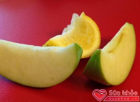 Bạn có thể ngâm táo, lê vào nước chanh, cam hoặc sát chanh lên các bề mặt của táo 