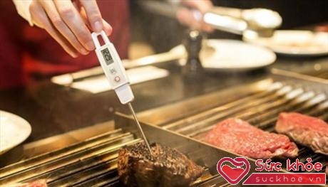 Thịt nướng cần được nấu ở nhiệt độ an toàn để không gây nguy cơ ung thư (Ảnh: CNN)