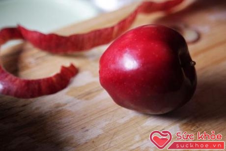 Gần một nửa vitamin C ẩn chứa trong phần thịt táo sát vỏ táo, nếu gọt đi, phần thịt táo này cũng sẽ bị vứt đi.